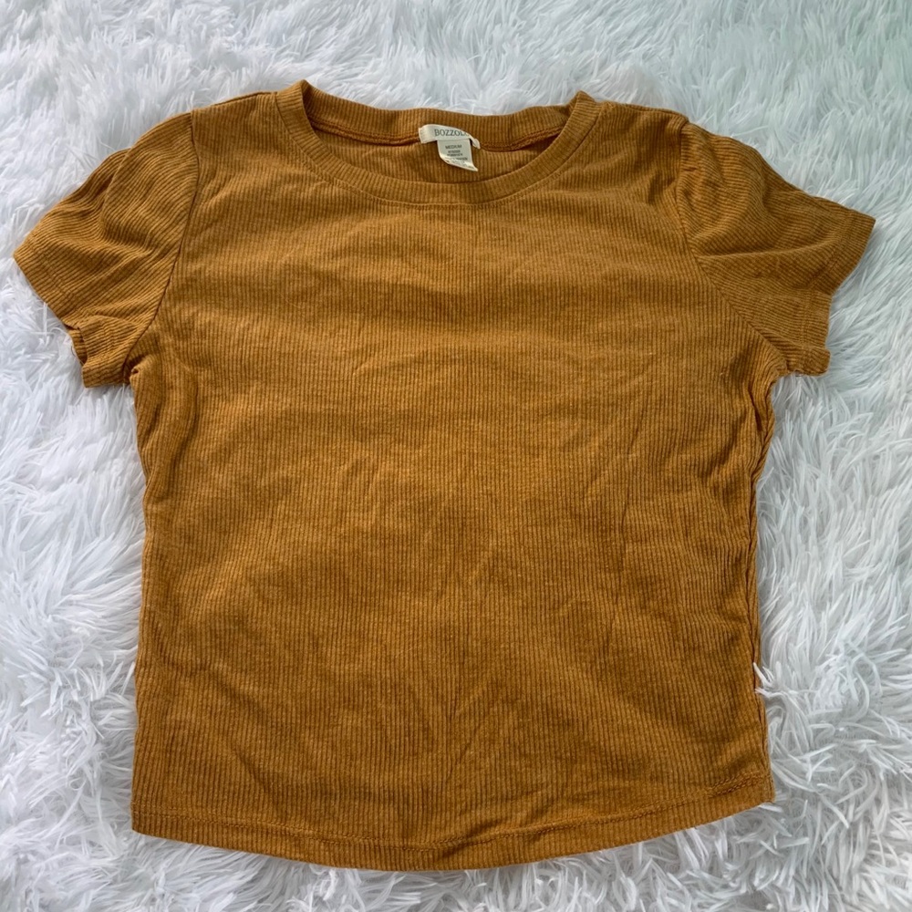 basic mustard yellow tee